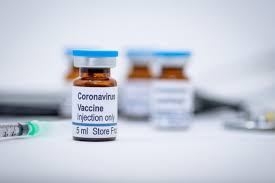 Envases etiquetados como vacuna Covid-19 en un laboratorio. REUTERS